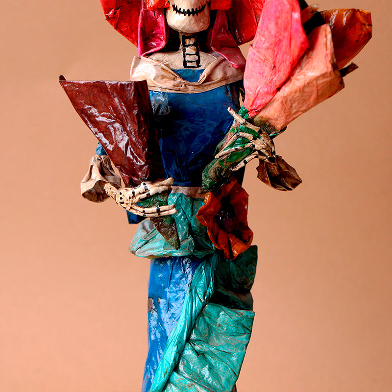 catrina con tres ramos de flores