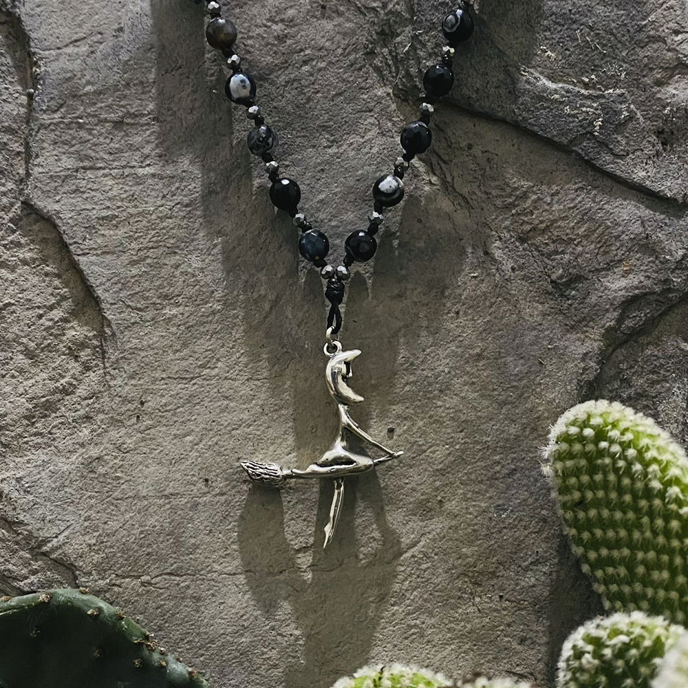 collar bruja en vuelo en plata
