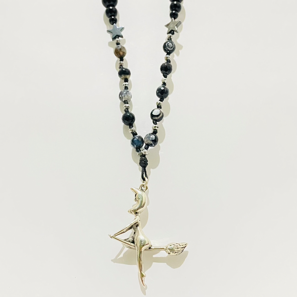 collar bruja en vuelo en plata