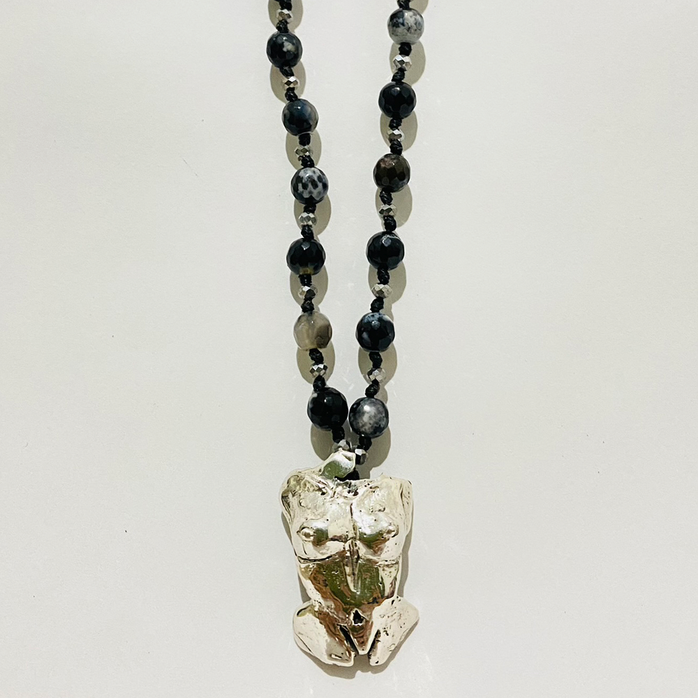 collar sagrado femenino en plata