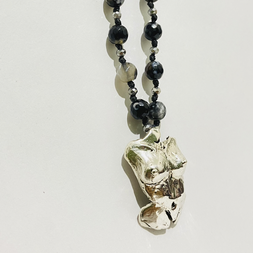 collar sagrado femenino en plata