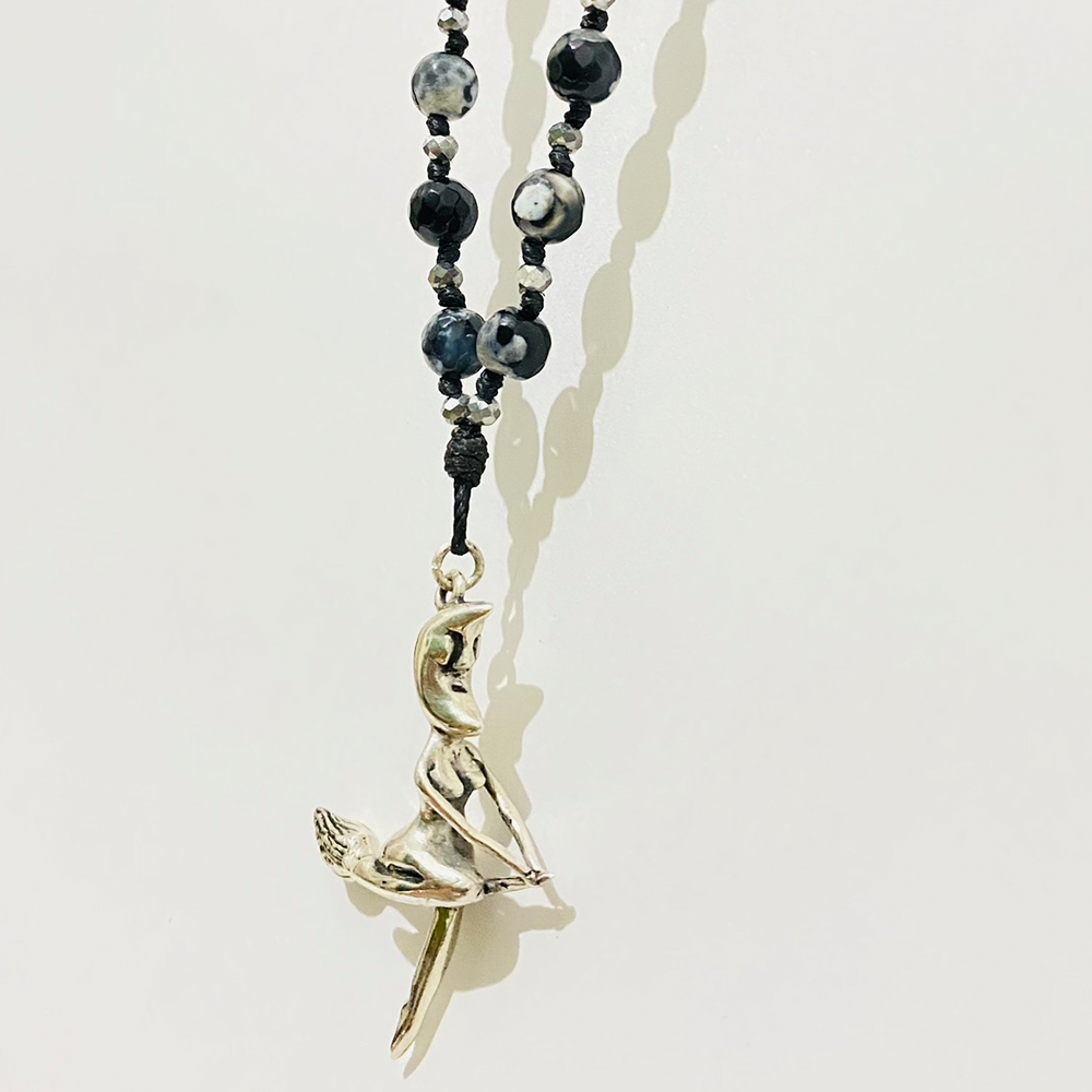 collar bruja en vuelo en plata