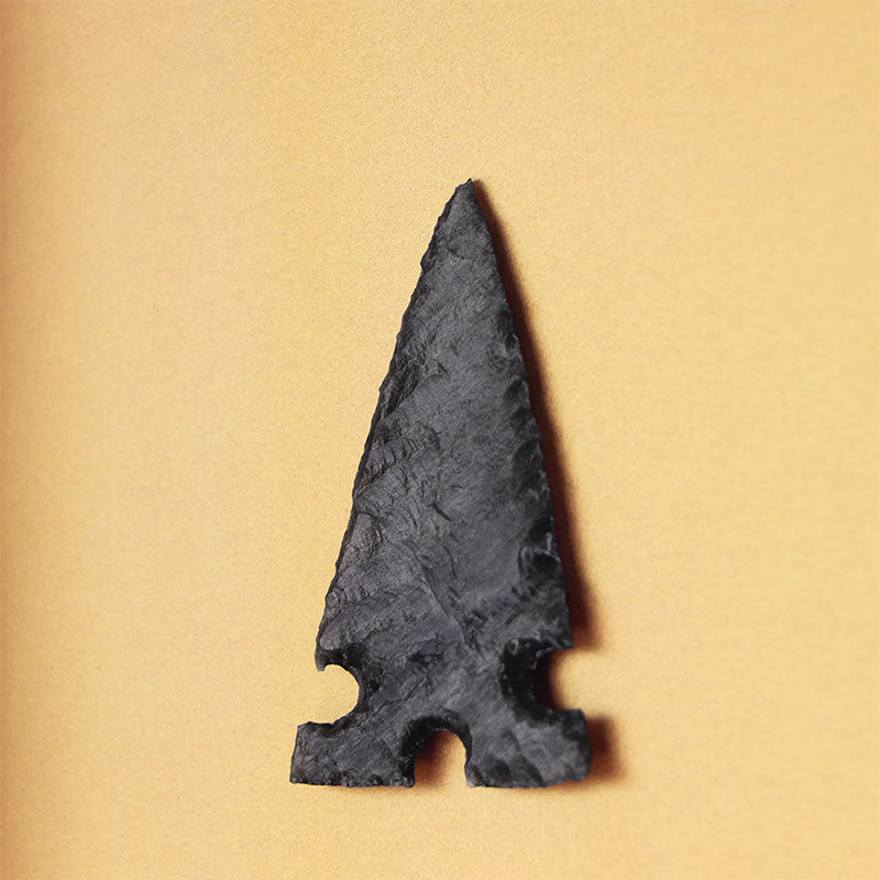 Cuadro chico dorado con flecha de obdidiana negra