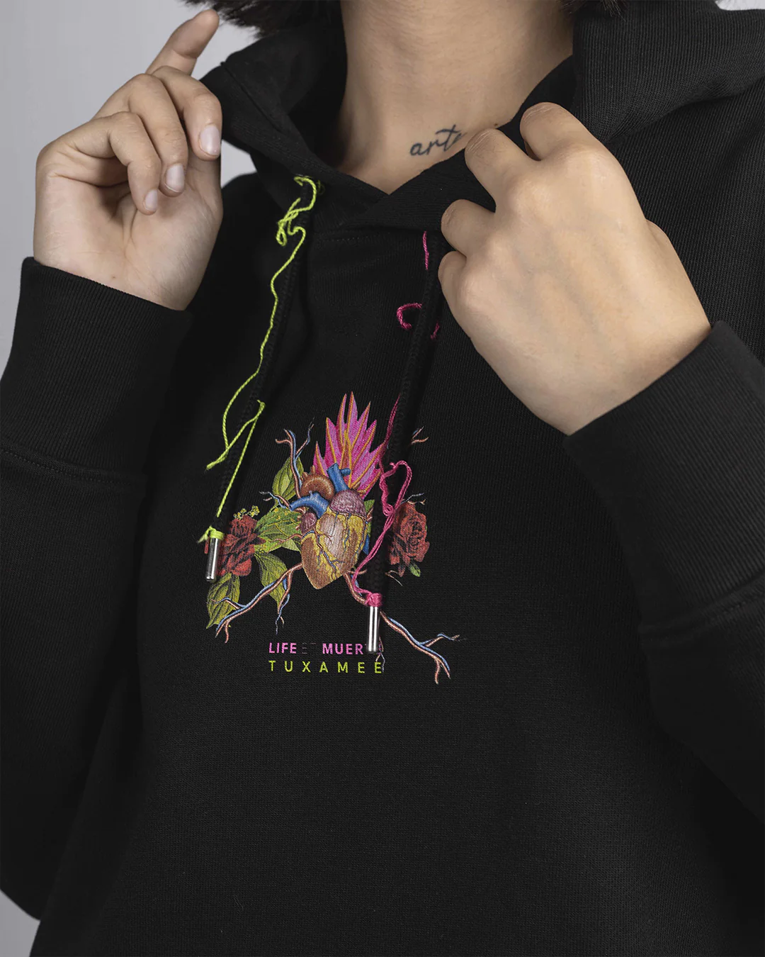 Mari apareció hoodie