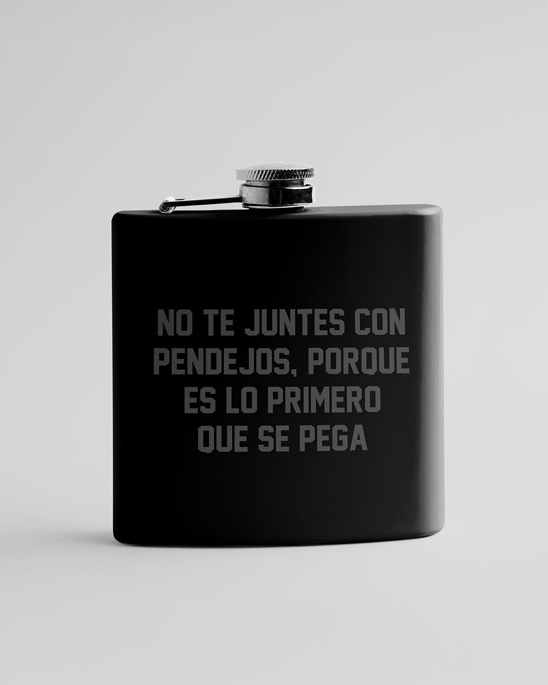 Licorera de bolsillo frase "NO TE JUNTES CON PENDEJOS, PORQUE ES LO PRIMERO QUE SE PEGA"