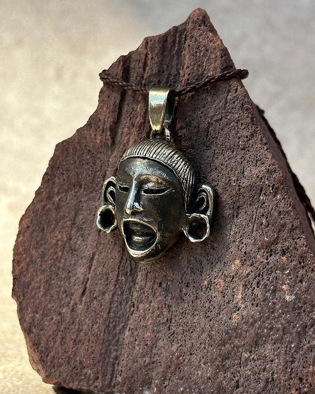 dije mascara orejeras