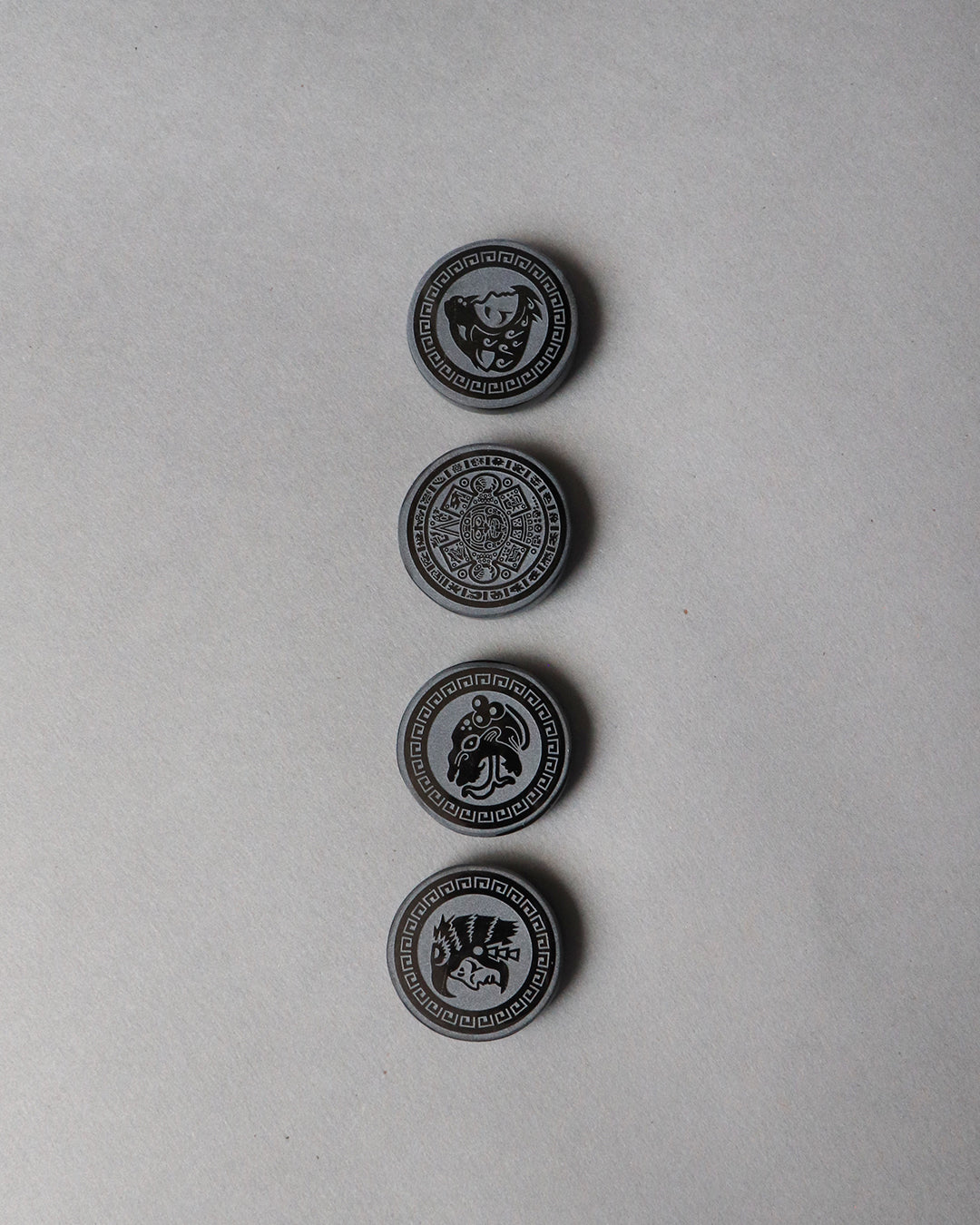 Imanes de obsidiana grabados