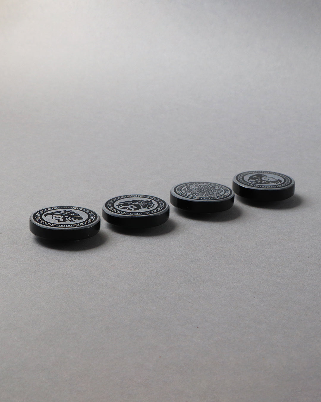 Imanes de obsidiana grabados