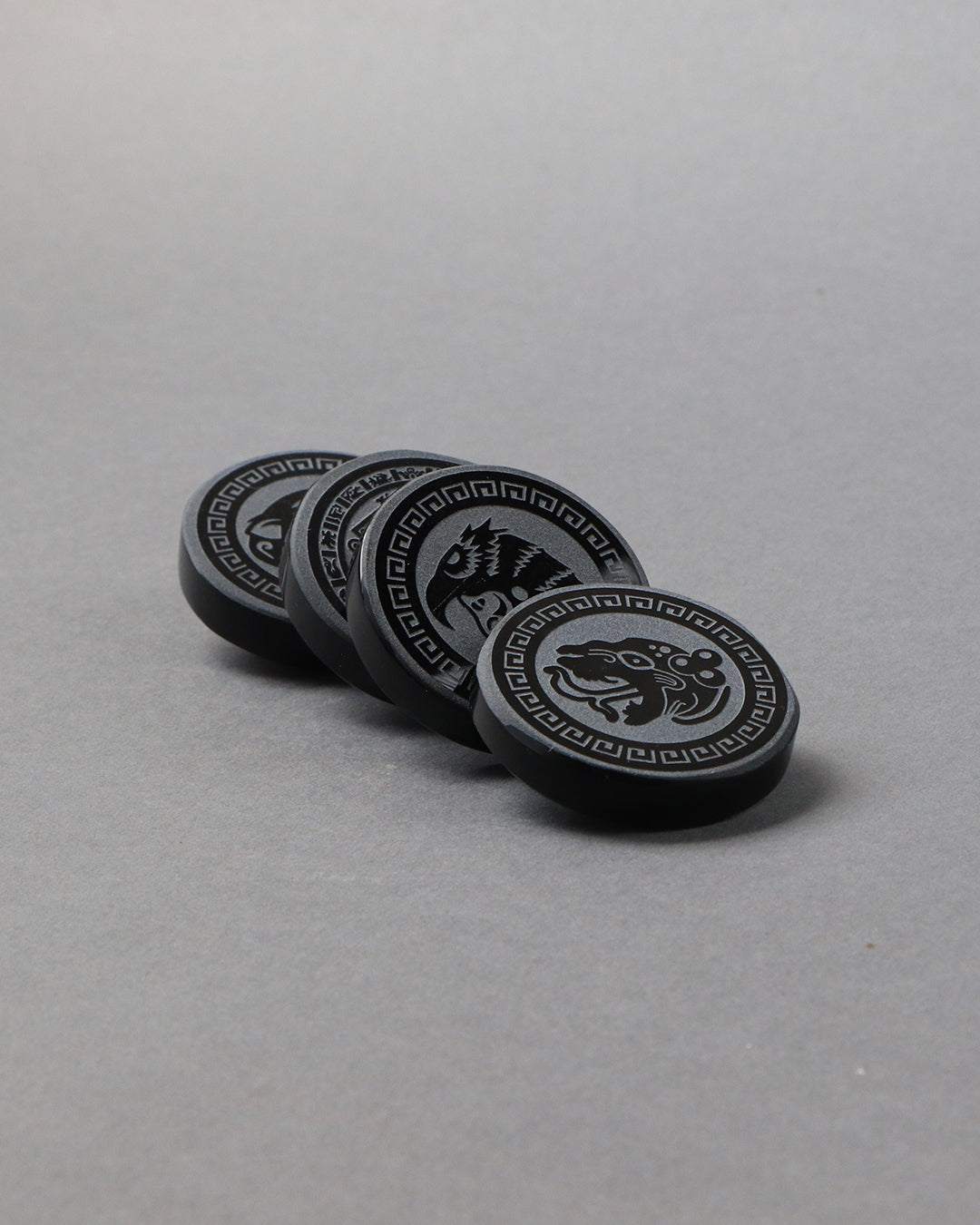 Imanes de obsidiana grabados