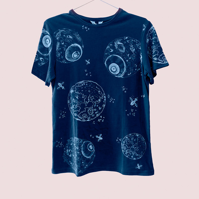 playera azul lunas y satelites
