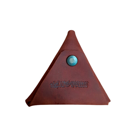 Monedero en cuero vacuno con forma de triangulo.