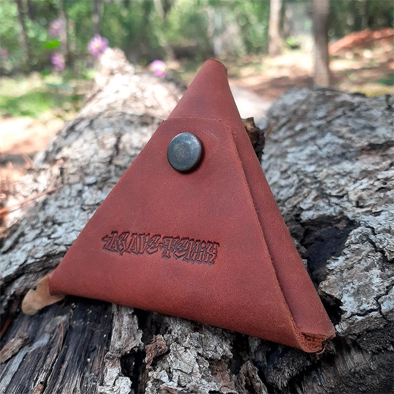 Monedero en cuero vacuno con forma de triangulo.