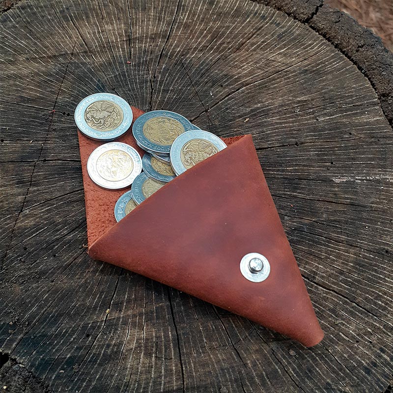 Monedero en cuero vacuno con forma de triangulo.
