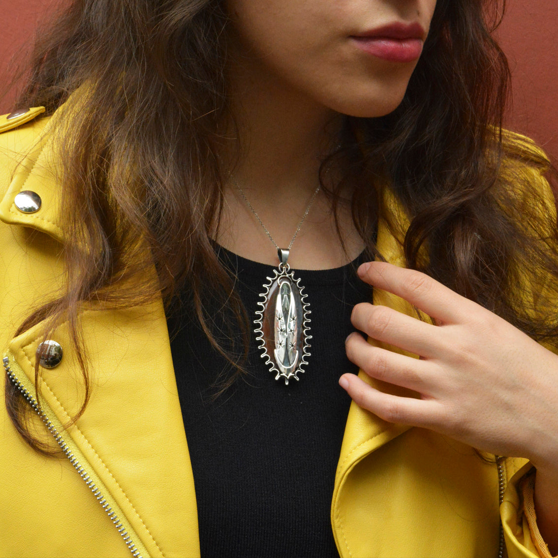 collar virgencita plis