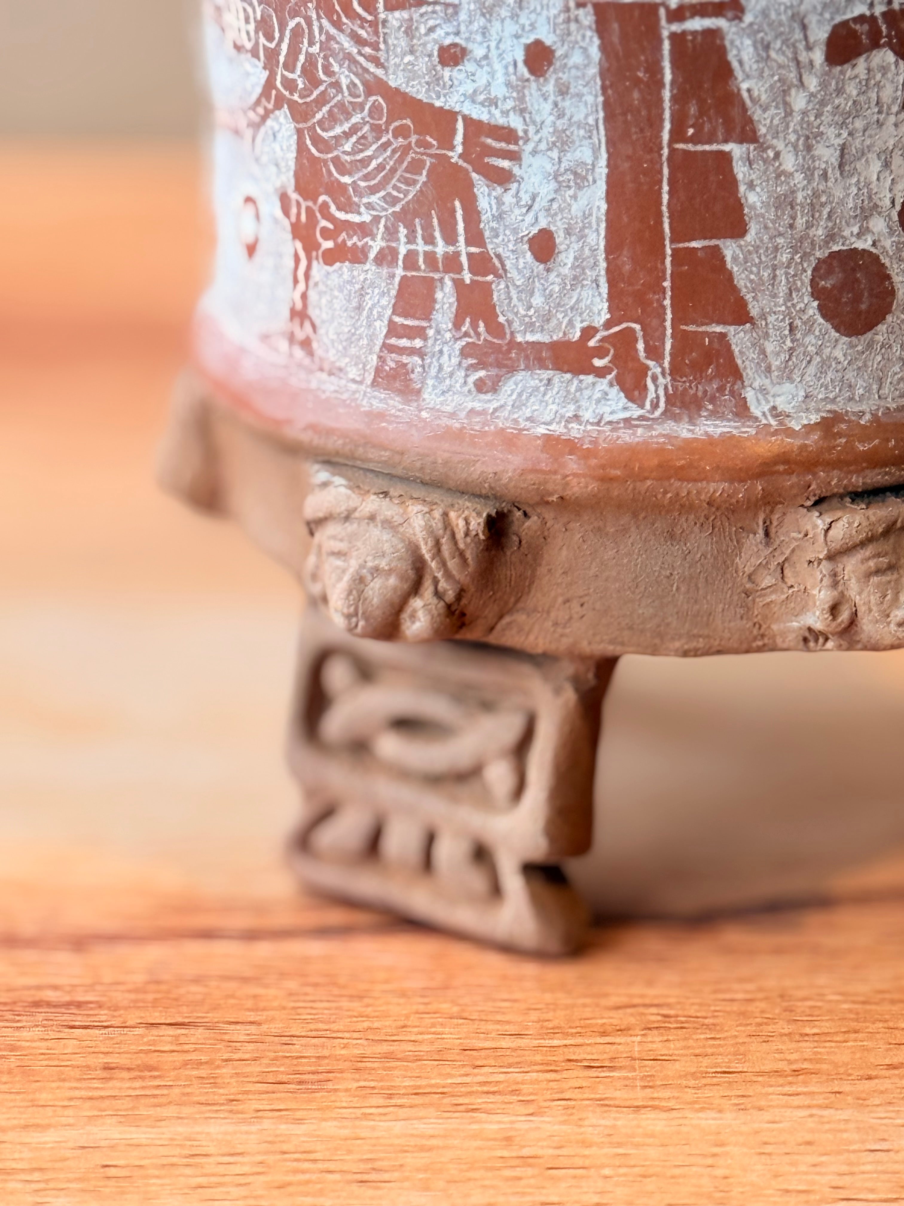 Vasija grabada trípode con tapa y Quetzalcoatl