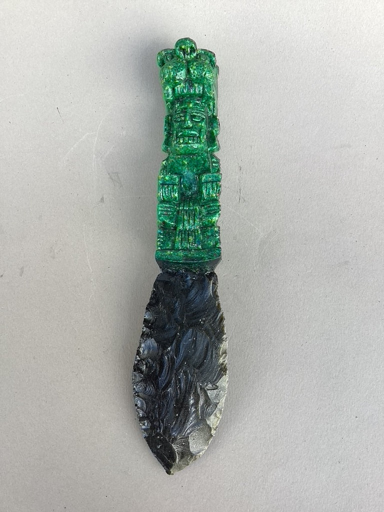 cuchillos ceremoniales de obsidiana con malaquita, grandes.