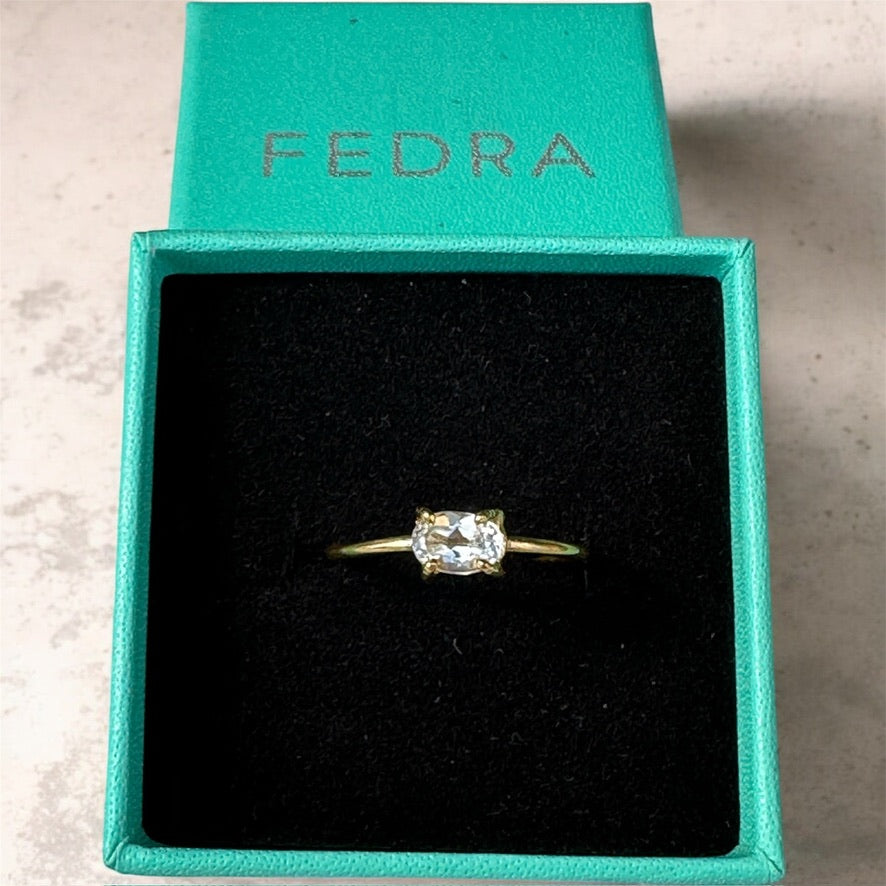 anillo Liza  dorado con cuarzo blanco