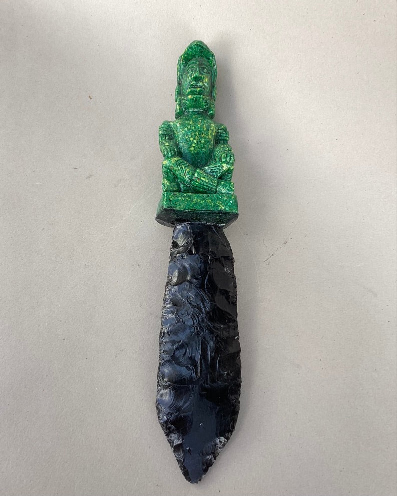 cuchillos ceremoniales de obsidiana con malaquita, Chicos.