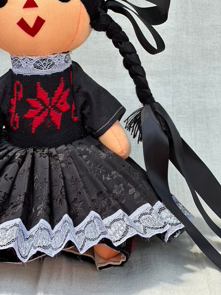 Muñeca Lele negro con rojo