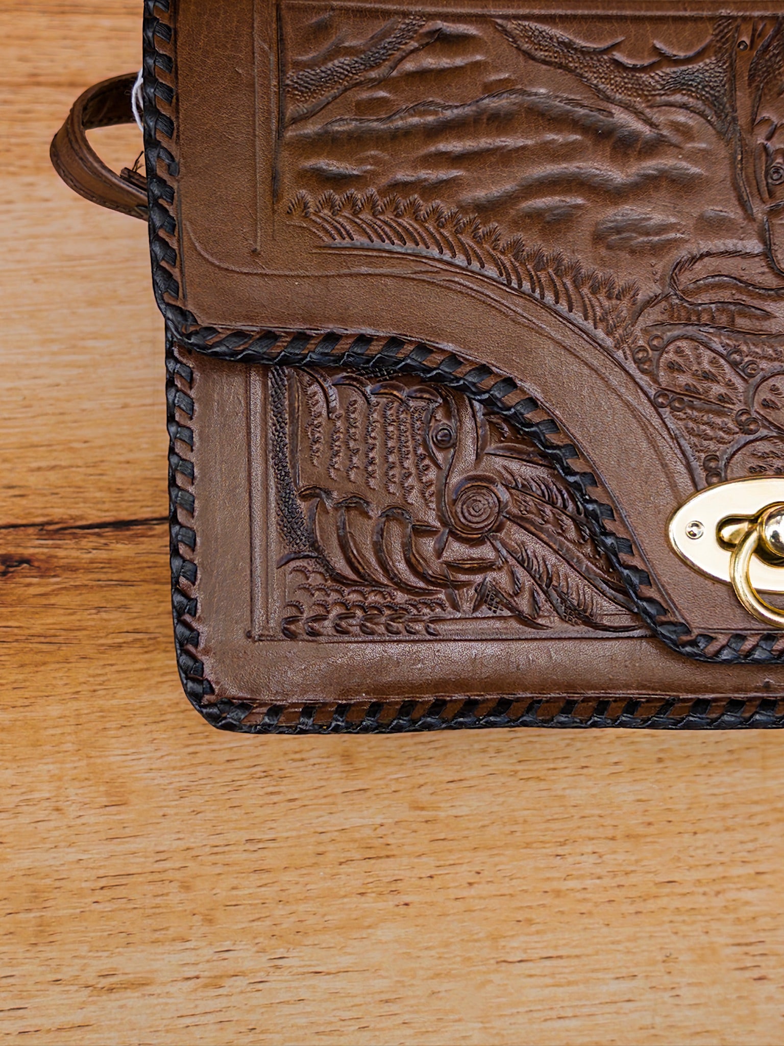 bolso de piel cincelada