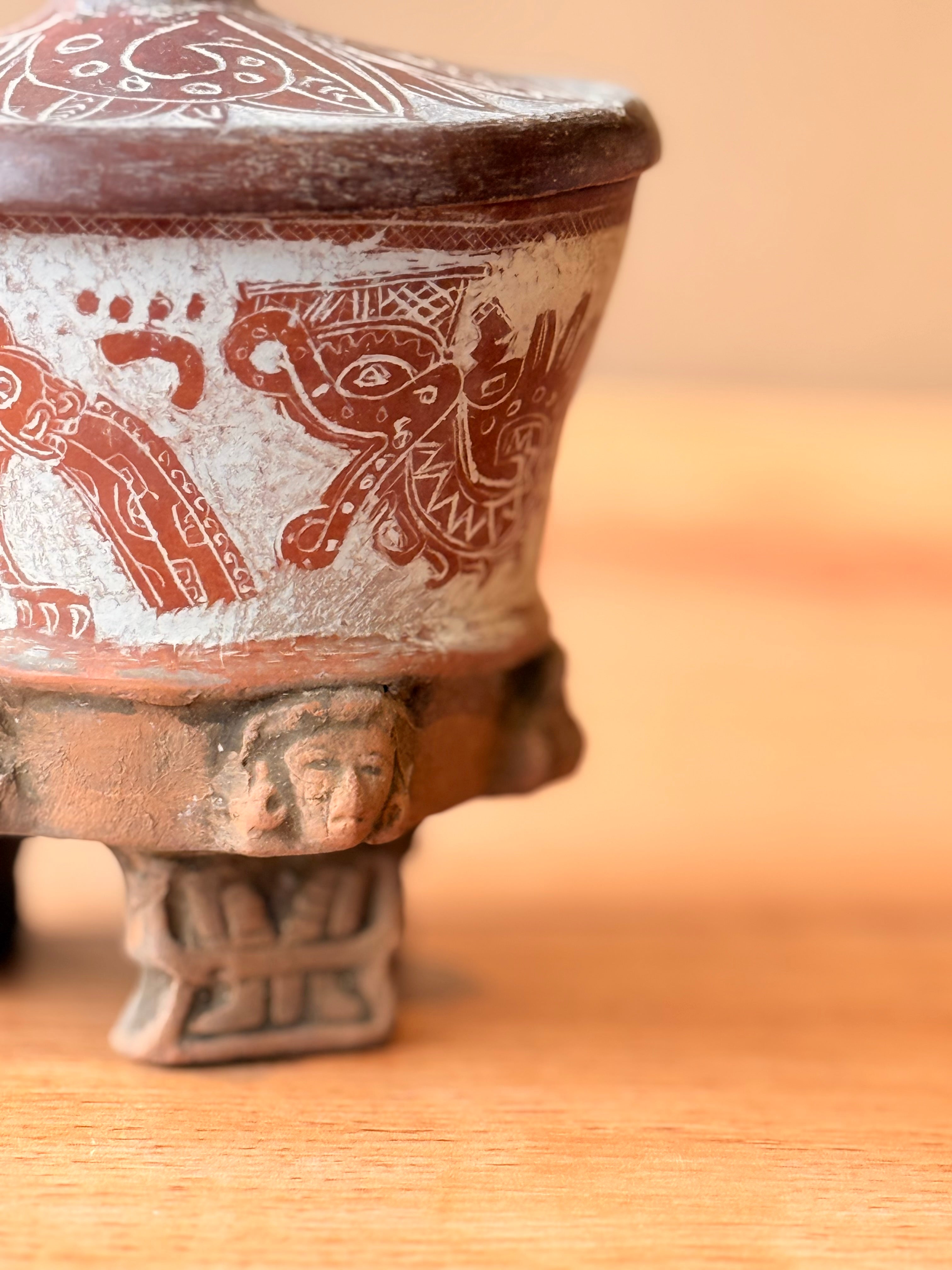 Vasija chica grabada trípode con tapa quetzalcoatl