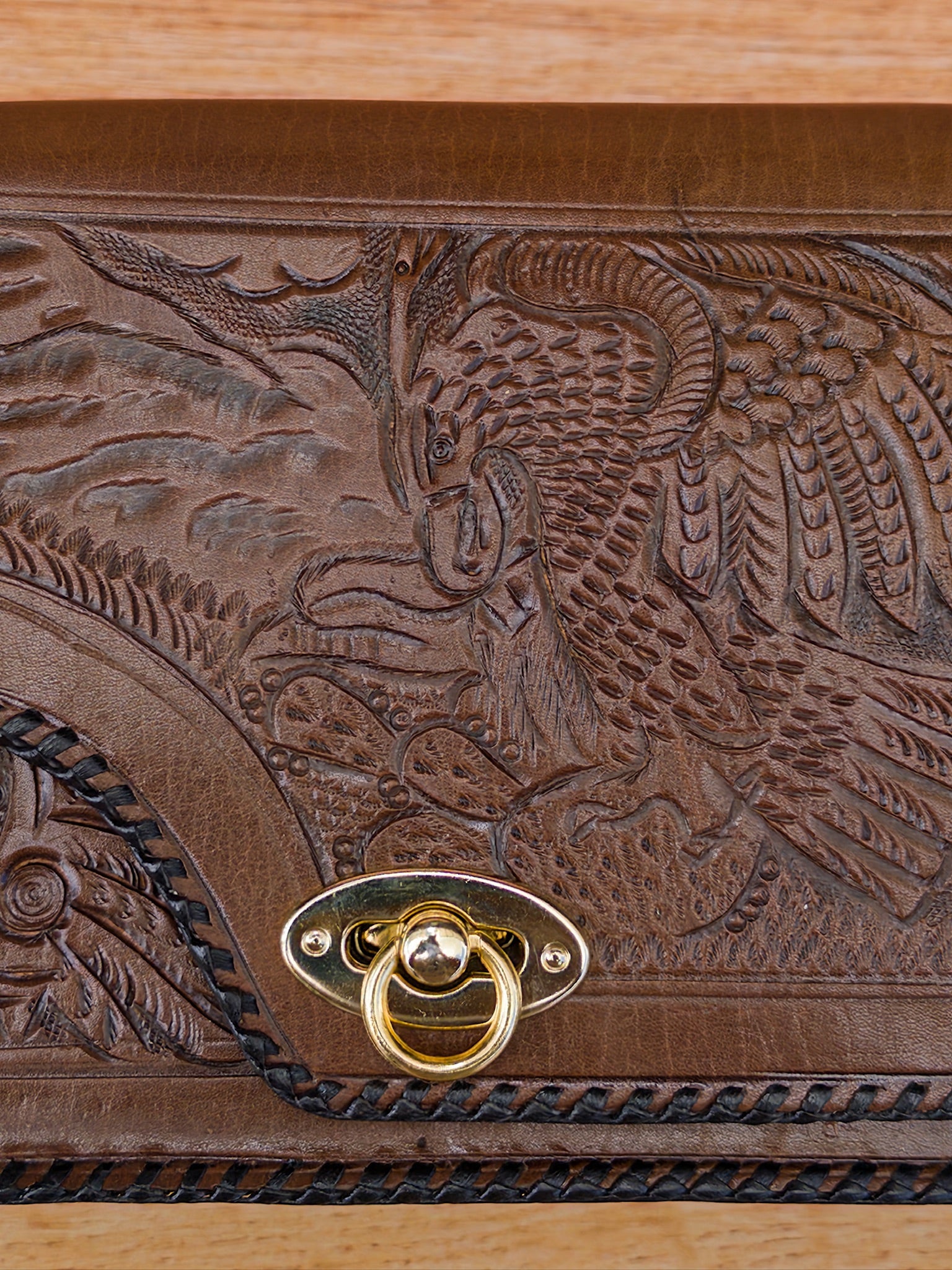 bolso de piel cincelada