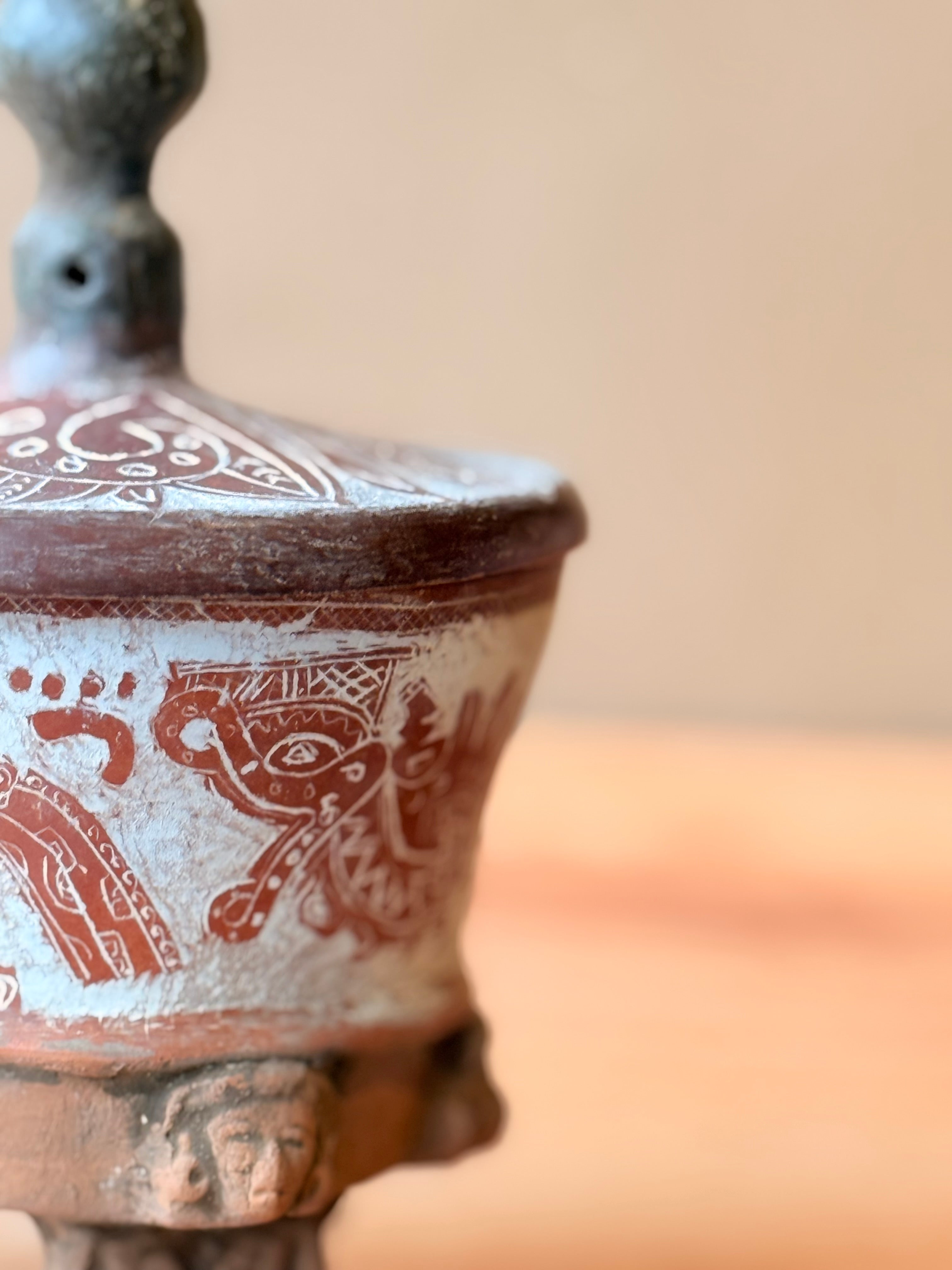 Vasija chica grabada trípode con tapa quetzalcoatl