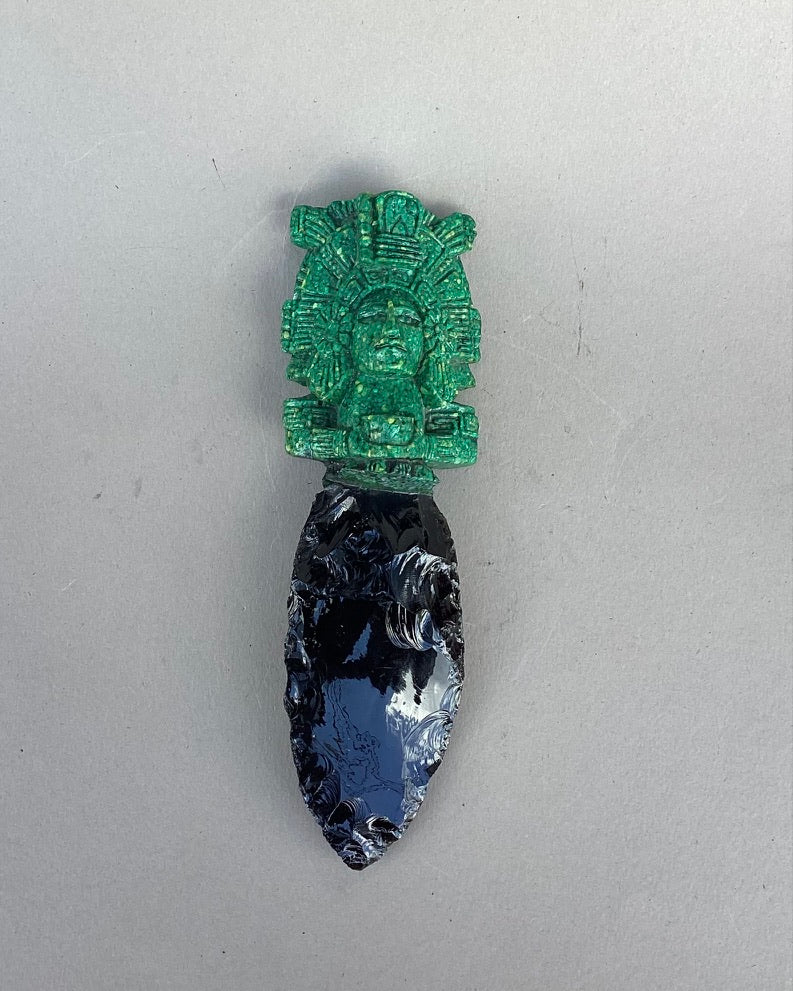 cuchillos ceremoniales de obsidiana con malaquita, grandes.