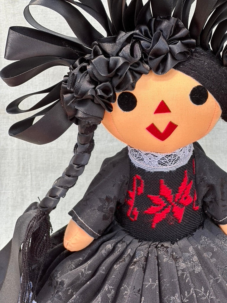 Muñeca Lele negro con rojo