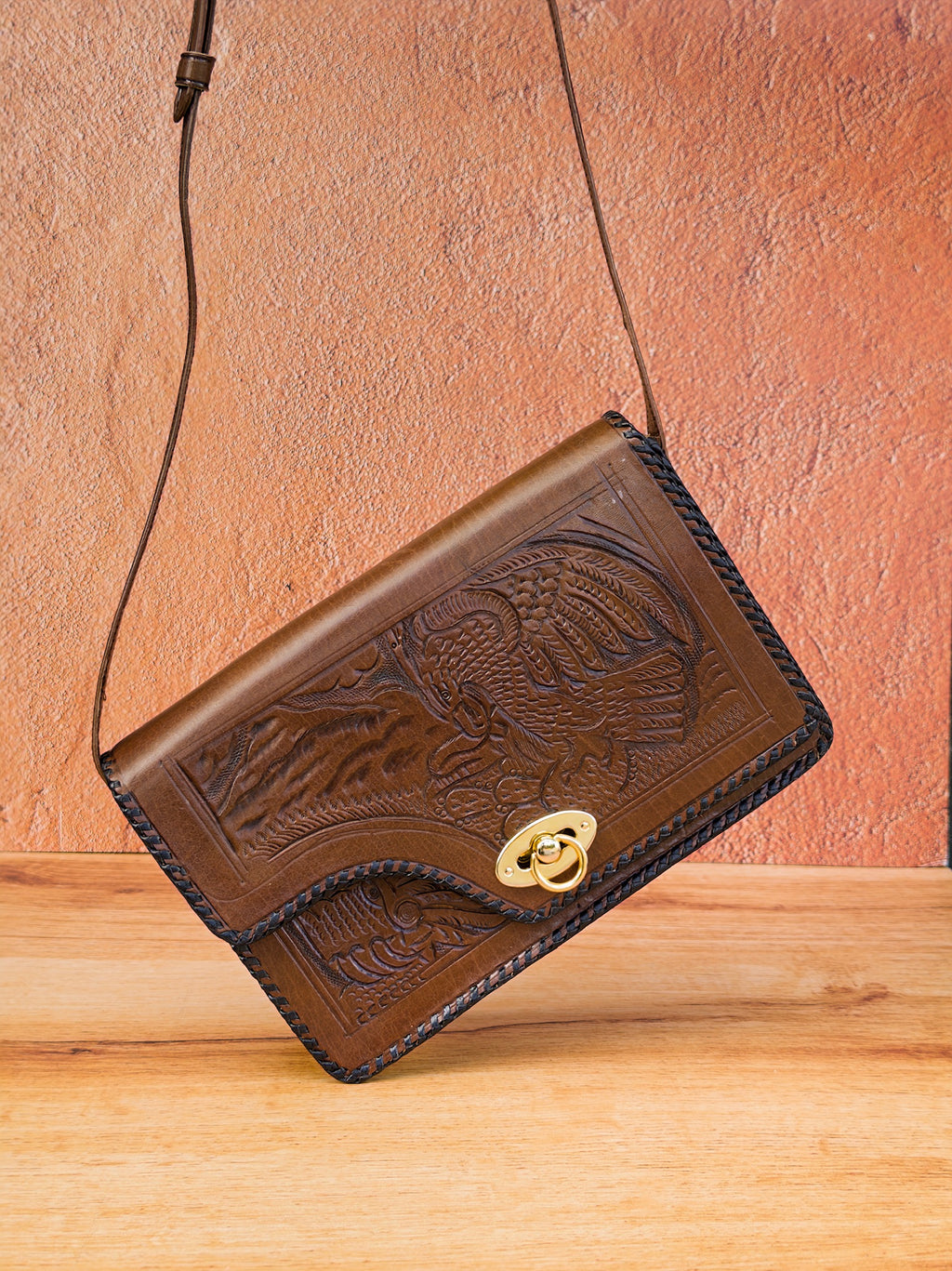 bolso de piel cincelada