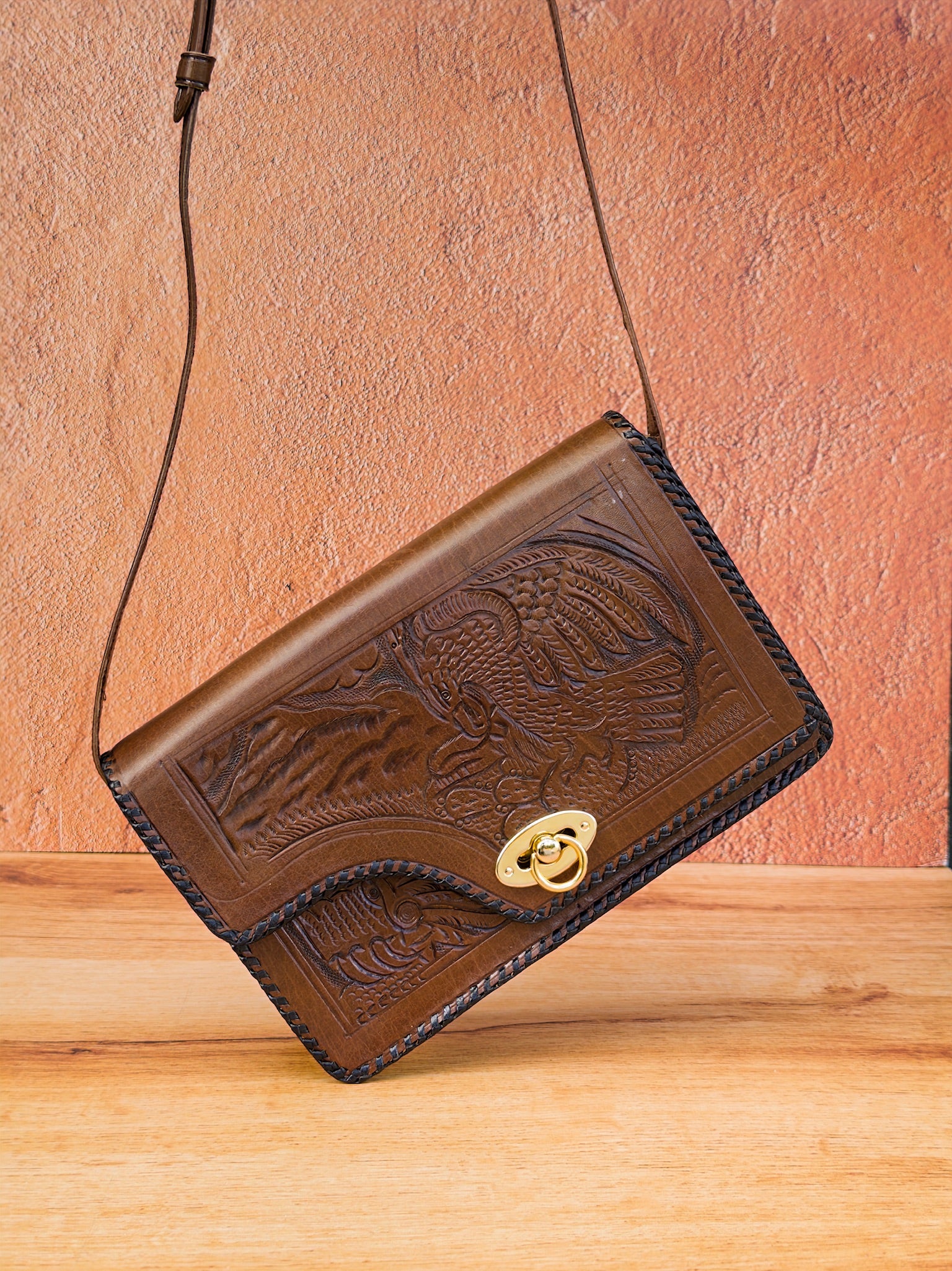 bolso de piel cincelada
