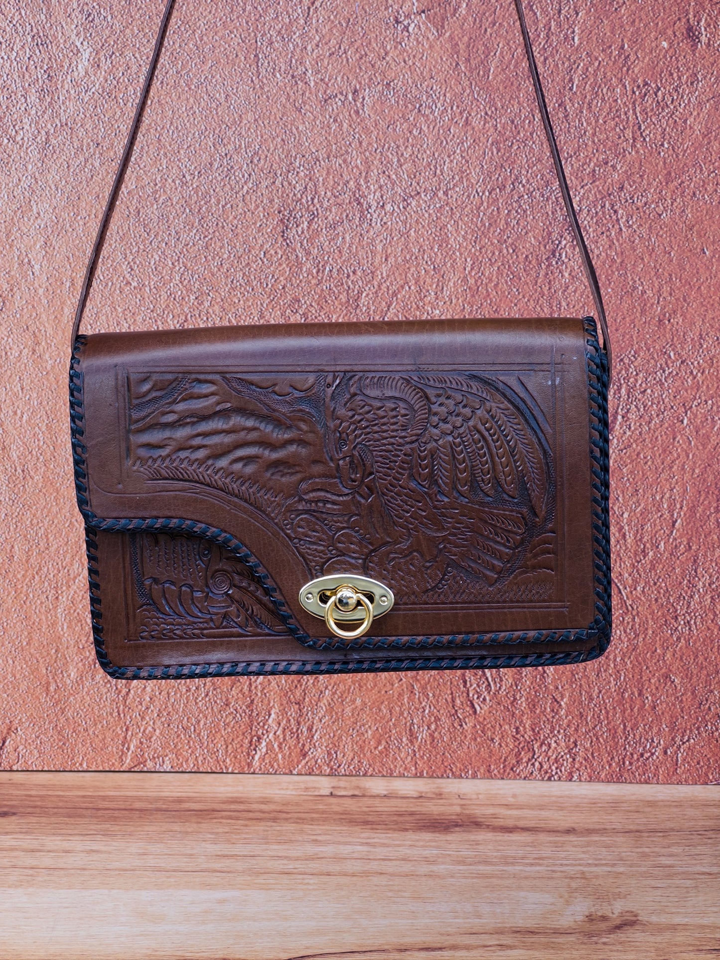 bolso de piel cincelada