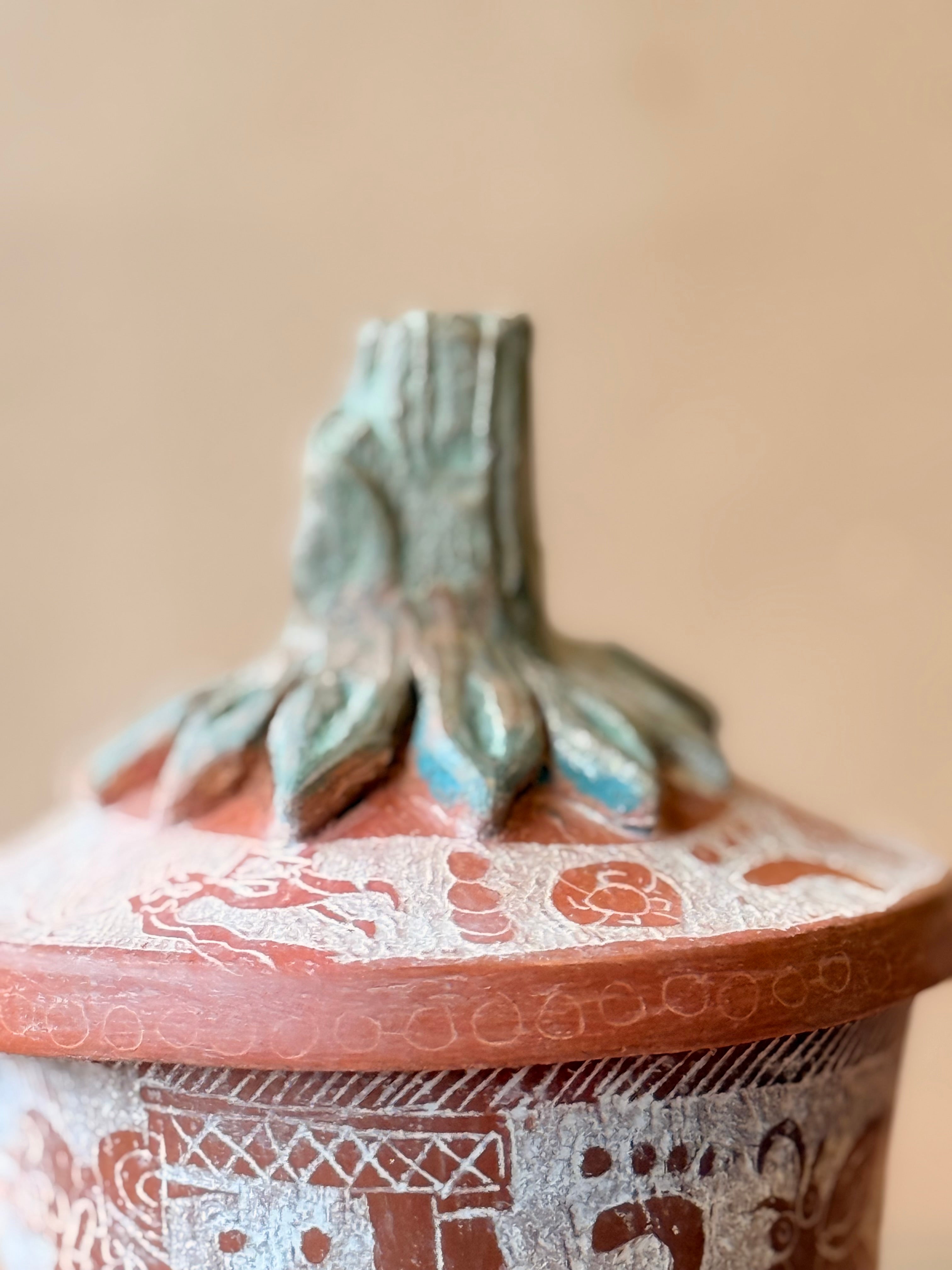 Vasija grabada trípode con tapa y Quetzalcoatl