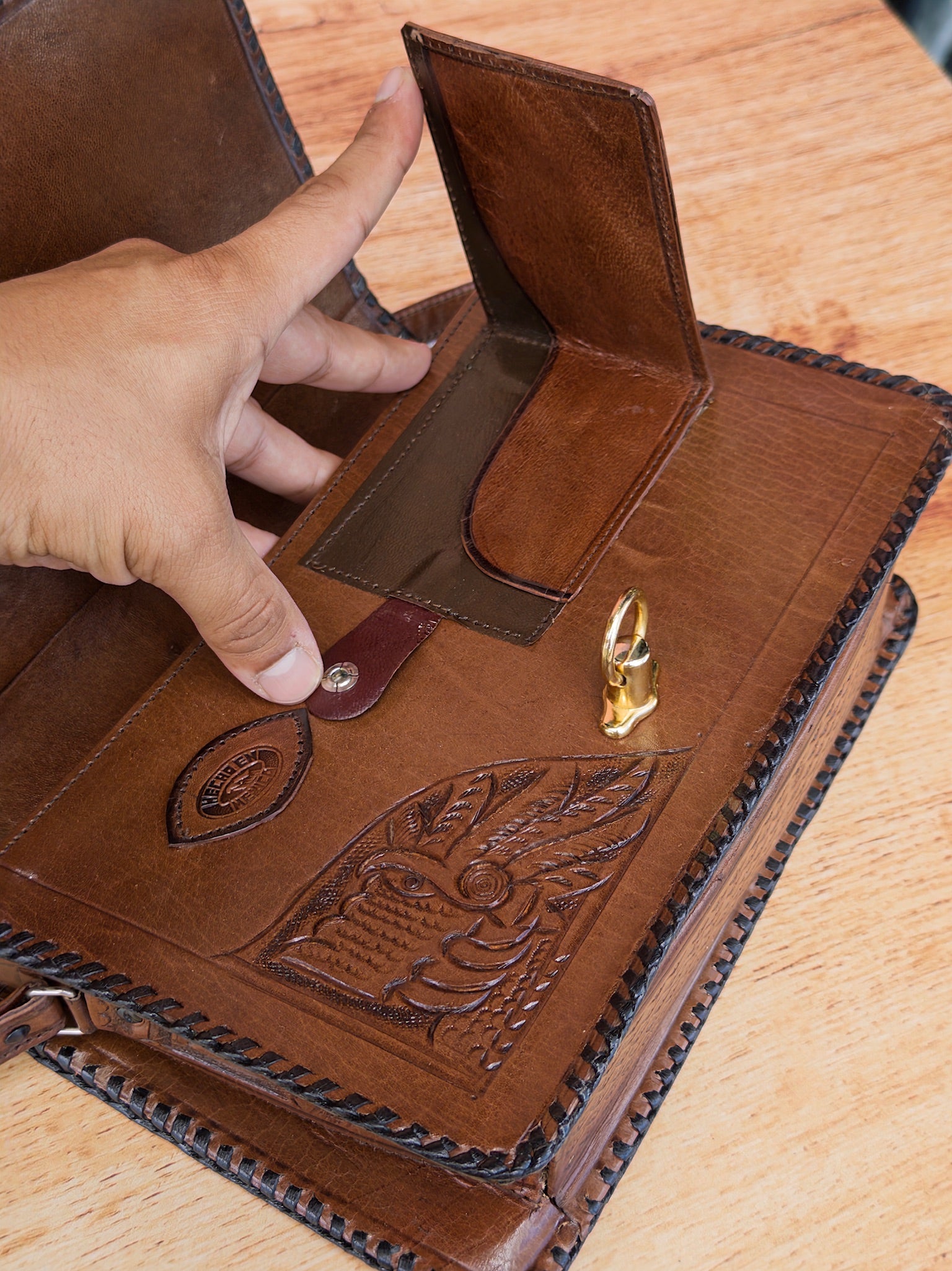 bolso de piel cincelada