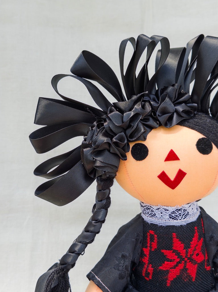 Muñeca Lele negro con rojo