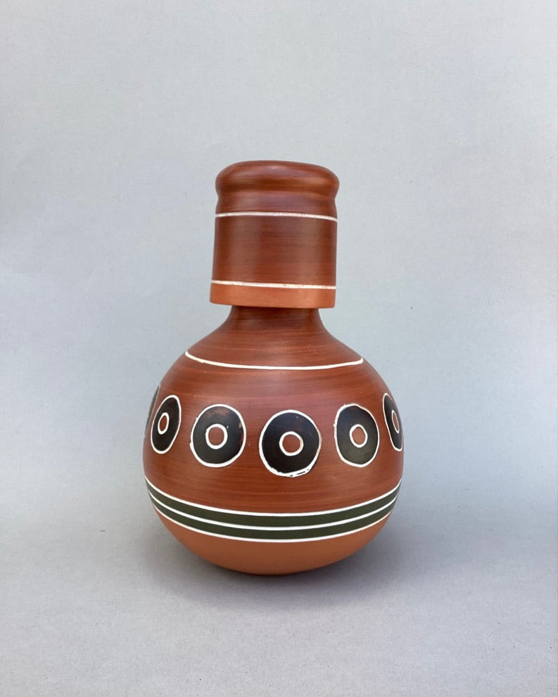 Jarro con vaso de barro