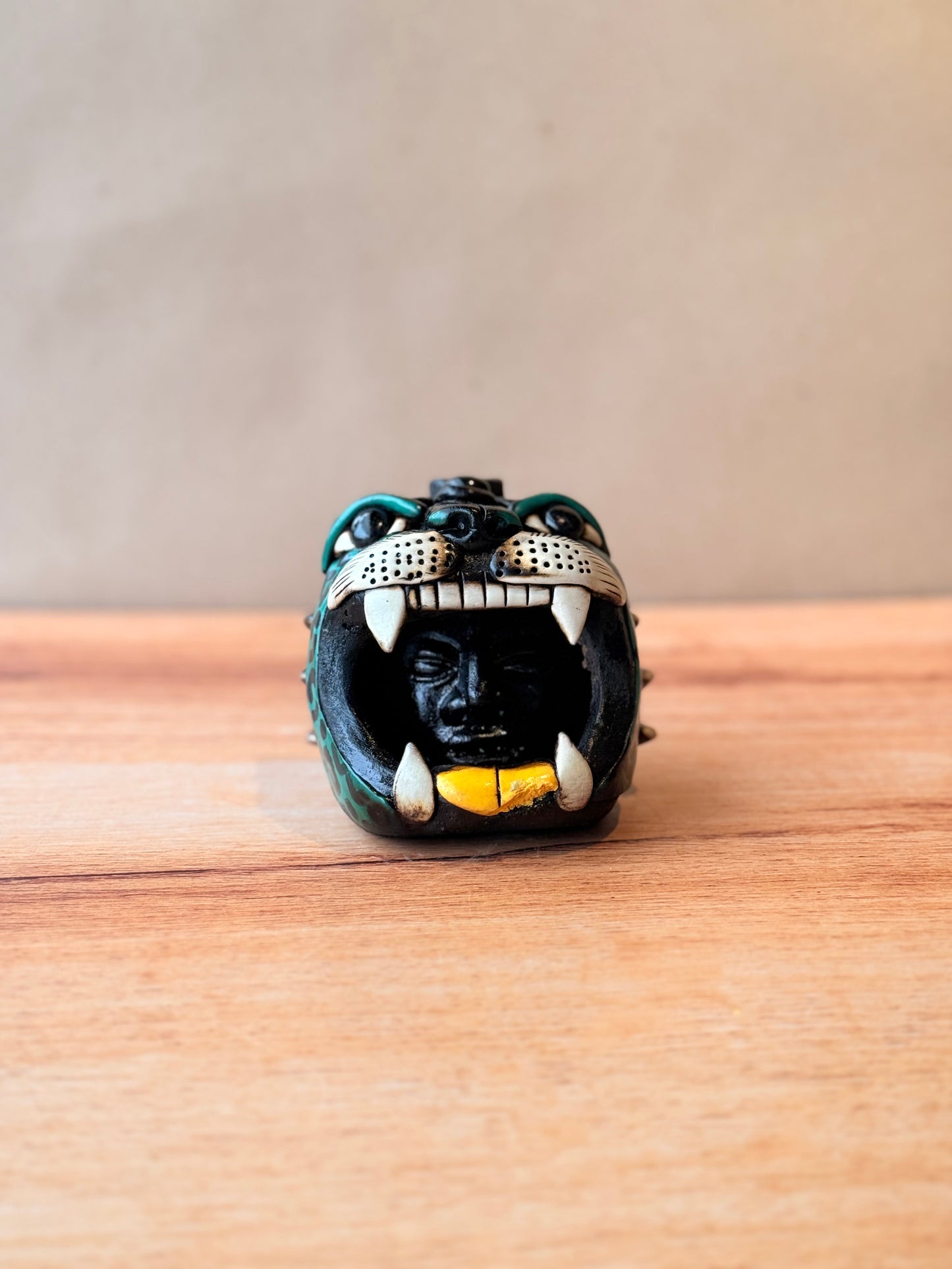 Guerrero jaguar con sonido decorado