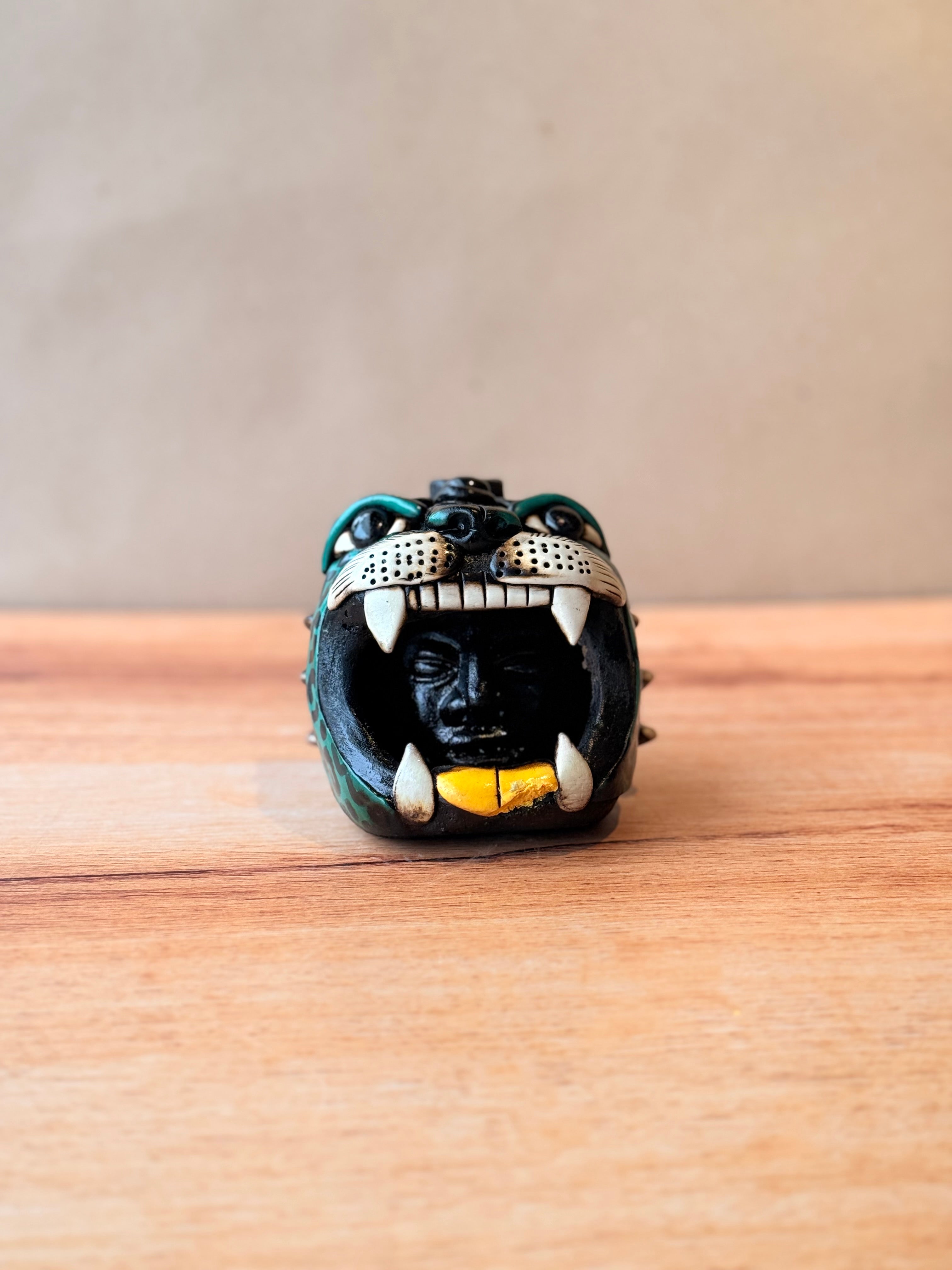 Guerrero jaguar con sonido decorado