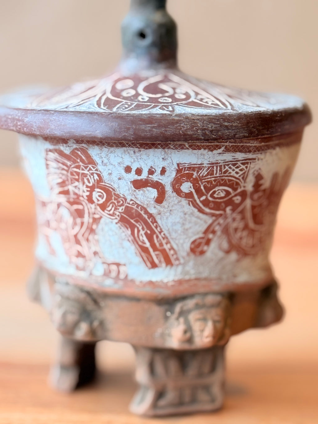 Vasija chica grabada trípode con tapa quetzalcoatl