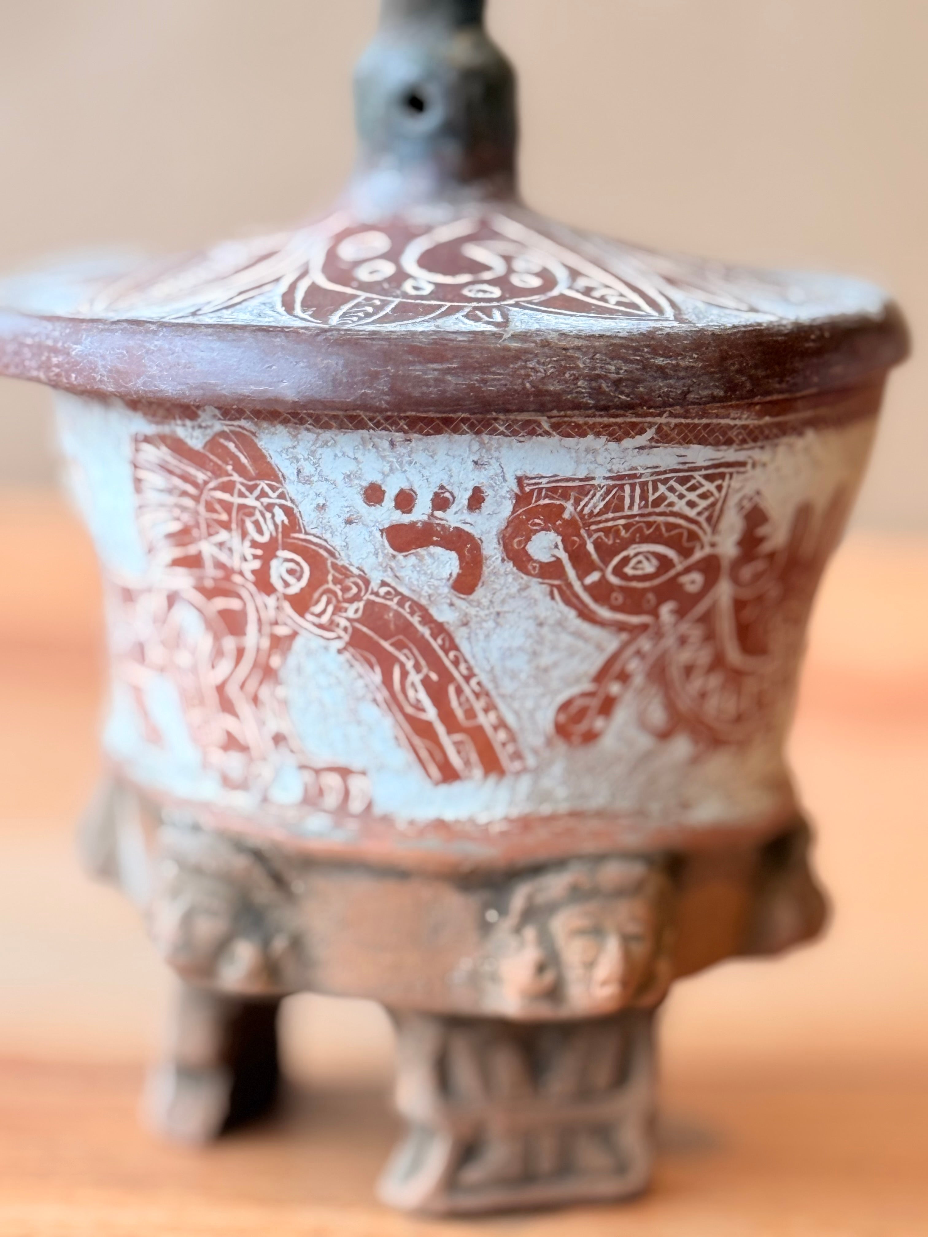 Vasija chica grabada trípode con tapa quetzalcoatl