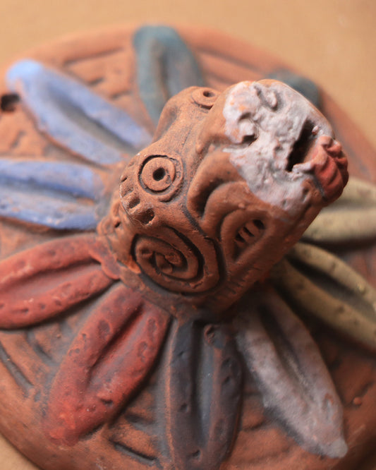 Cabeza Quetzalcoatl de barro rústico micro
