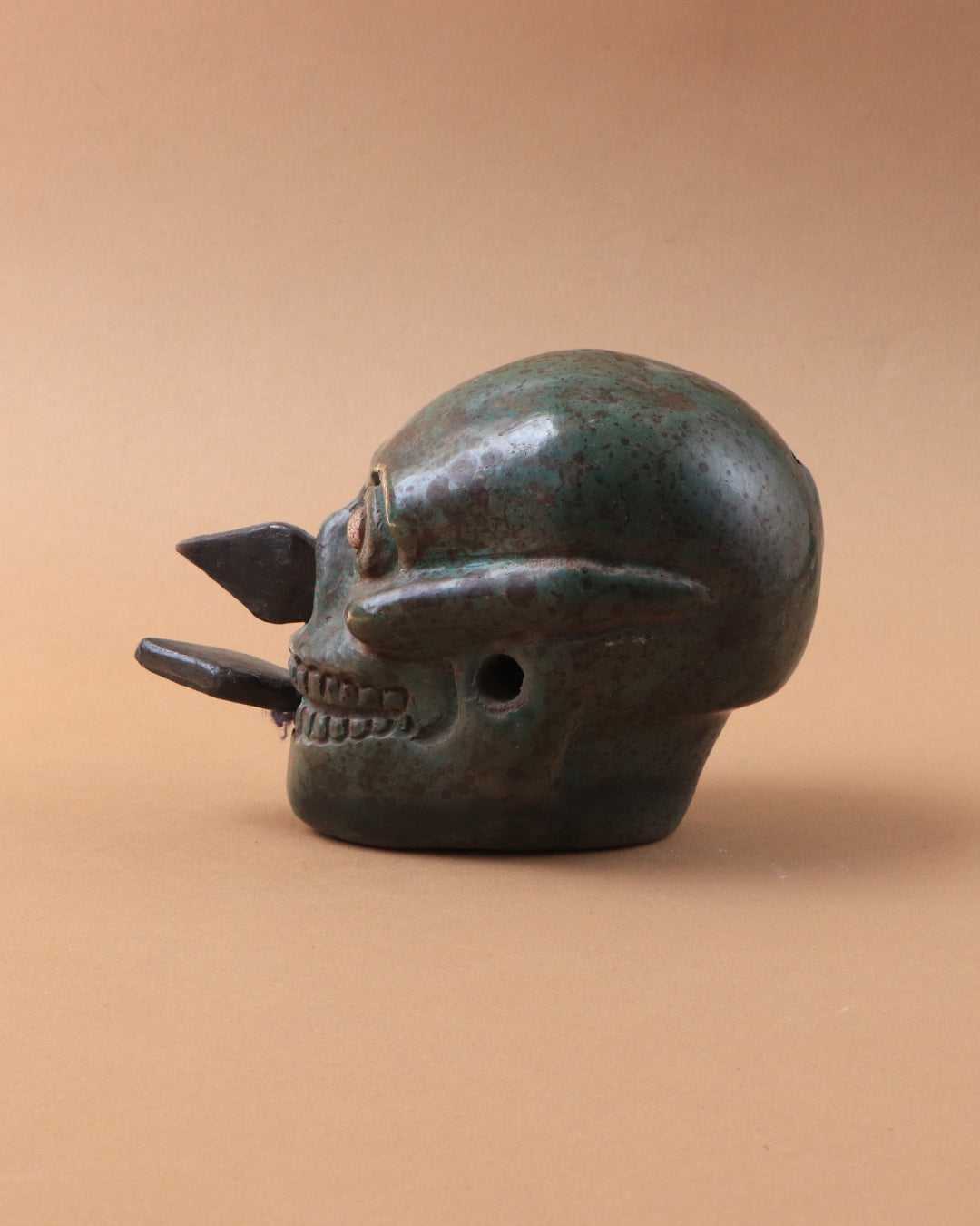 Craneo azteca con cuchillos verde
