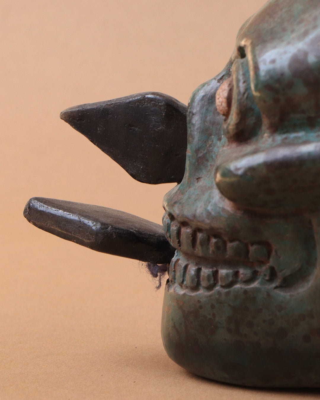 Craneo azteca con cuchillos verde