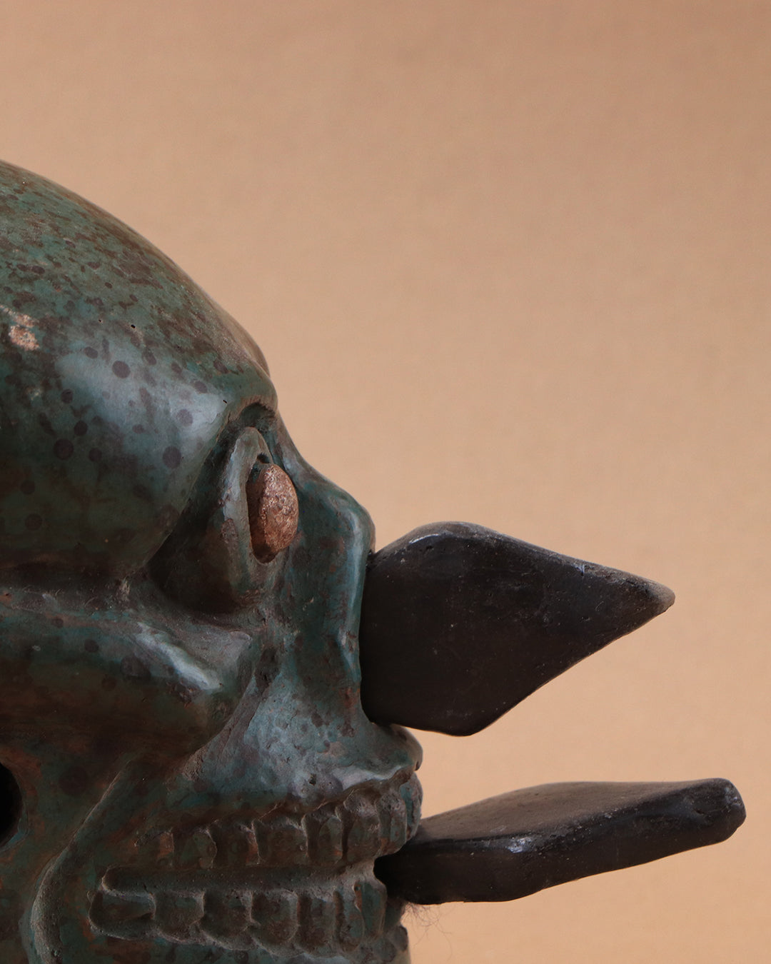 Craneo azteca con cuchillos verde