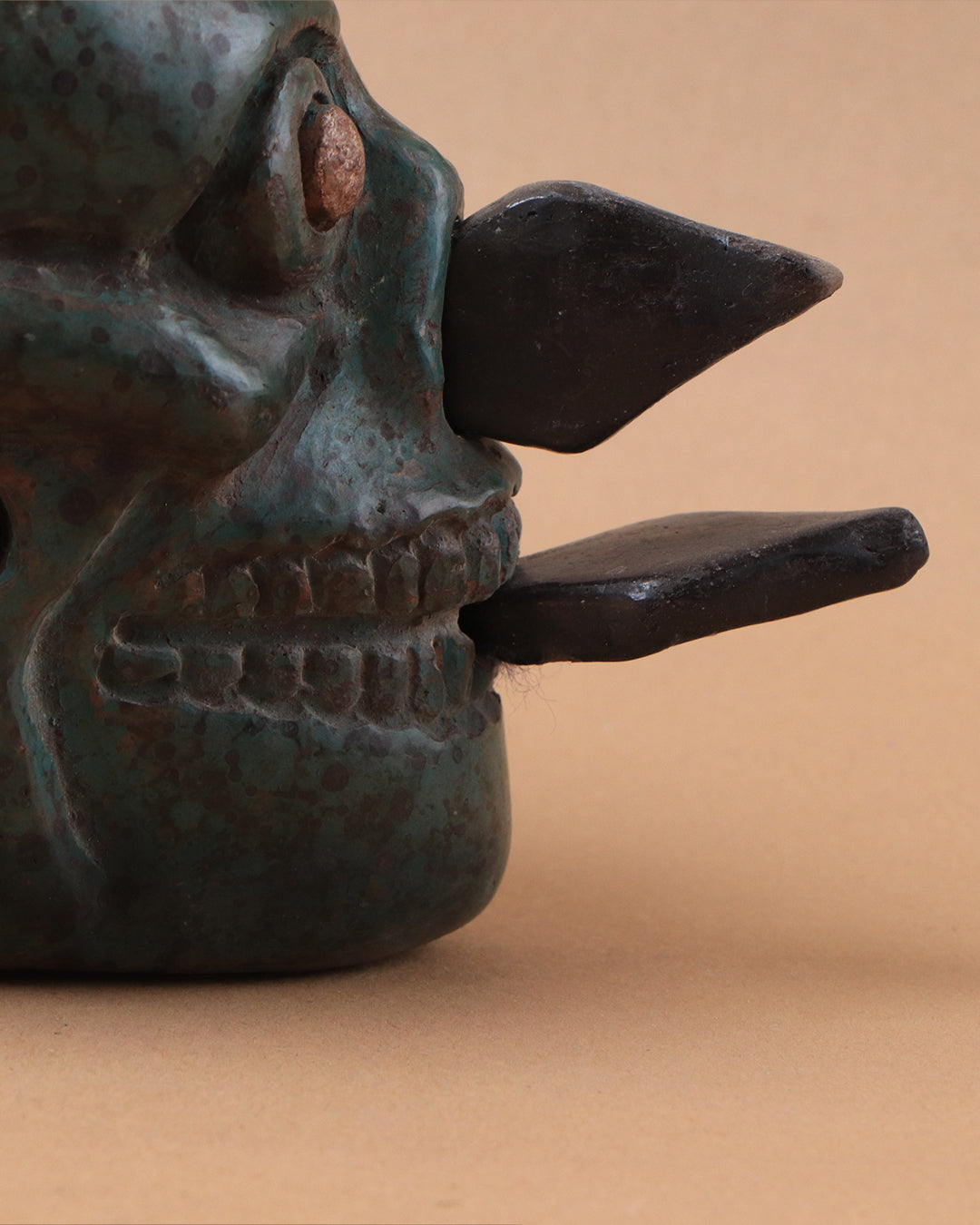 Craneo azteca con cuchillos verde