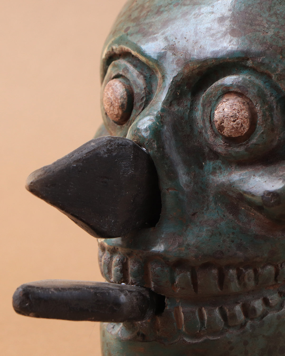 Craneo azteca con cuchillos verde