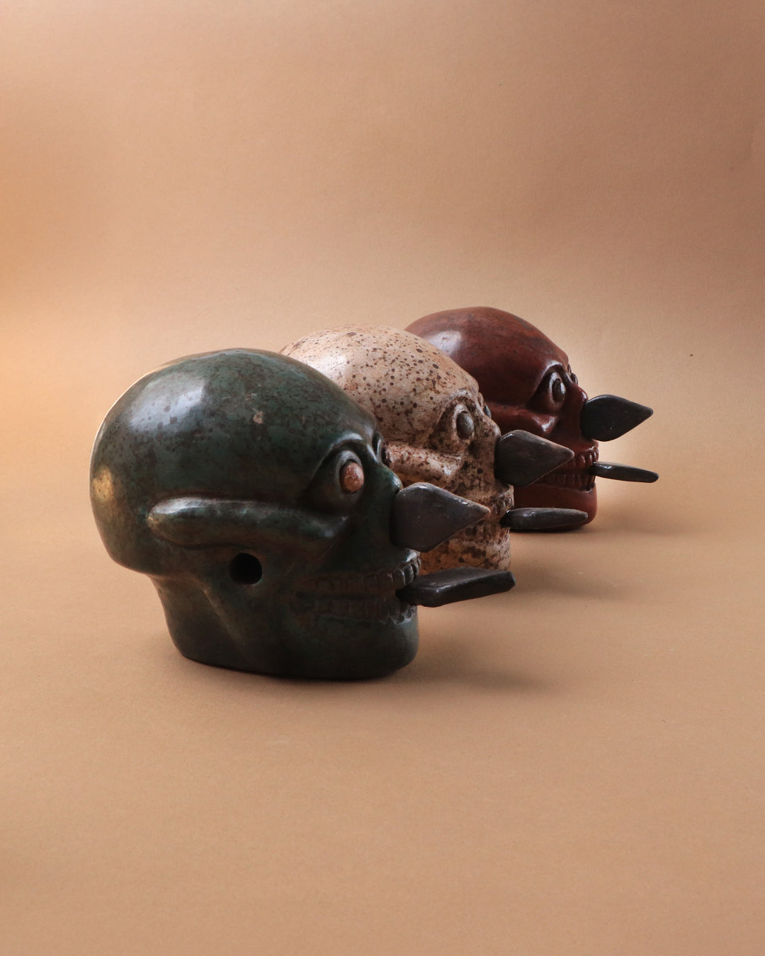 Craneo azteca con cuchillos