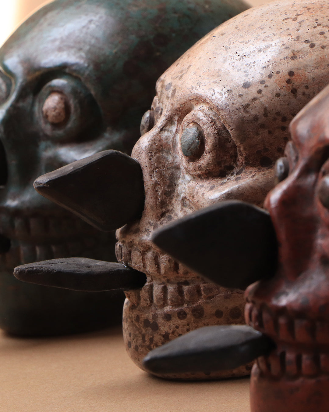 Craneo azteca con cuchillos