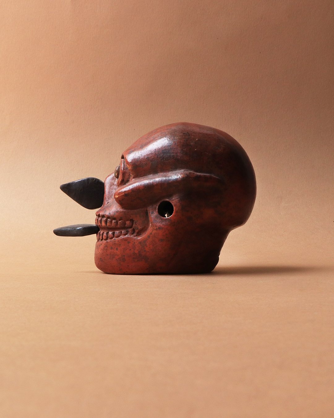 Craneo azteca con cuchillos rojo