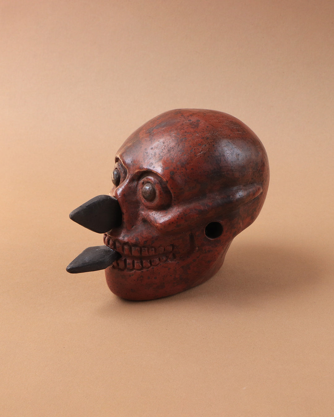 Craneo azteca con cuchillos